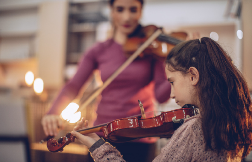 A kid playing violin